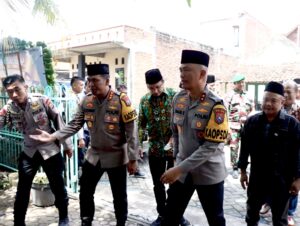 Di Rumah Duka Anggota KPPS Sidoarjo, Kapolda Jatim Turut Berduka Cita