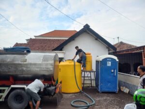 Bantuan Air Bersih, Polsek Tanggulangin Peduli Bencana Banjir di Wilayahnya