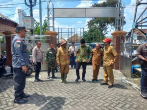 Peduli, Kapolsek Tanggulangin Hadiri Distribusi Bansos Dampak Banjir