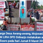 Ratusan warga Desa Awang-awang, Mojosari, Mojokerto bersama LSM LIRA DPD Sidoarjo melakukan aksi Demo ke PT Sosro