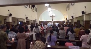 Momen Malam Paskah Di Gereja Katolik Bondowoso Dua Romo Pindah