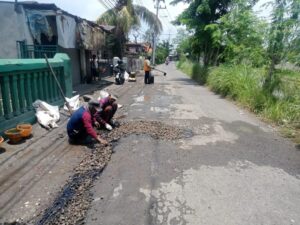 Ada Jalan Rusak di Sidoarjo, Gus Muhdlor : Aduan Warga Kita Perhatikan dan Dipastikan Ditindaklanjuti