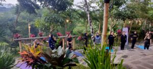 Menariknya Senam Yoga Outdoor, Daerah Istimewa Yoga rasa berlatih di Cafe Layar Ubin Kota Batu