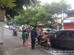 Berbagi Takjil, Sahabat Grabike Malang Bersama Komunitas Grasibba Kota Batu