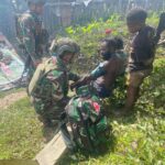 Satgas Yonif 509 Kostrad Sapa Masyarakat Intan Jaya Bagikan Bantuan